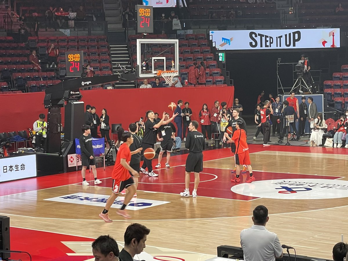 aka_yk555's tweet photo. 日本代表戦でロスターから外れた佐渡原選手がアップの時ずっとボール拾っていて感動した！子供達にはこういう所を真似して欲しい！後半だけど今シーズンは佐渡原選手推し！
#AkatsukiJapan #桶谷JAPAN #佐渡原 https://t.co/9u5rmsuxDM