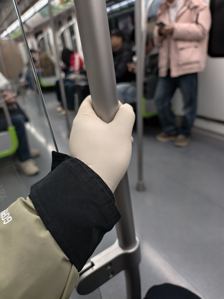 Elot_lin's tweet photo. 出门也要做好防护戴好手套。（最近想出门，有推荐旅游的地方吗？） https://t.co/iV1HK7TUnf