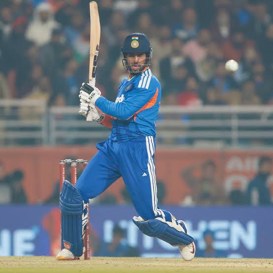 🔥 पूरा मैदान बना रणभूमि — तिलक का तूफानी शो! 🤯🏏

डेथ ओवर्स में तिलक वर्मा का बल्ला आग उगलता नजर आया — सिर्फ 24 गेंदों में 43 रन की विस्फोटक पारी 💥।
19 ओवर के बाद भारत का स्कोर 245/4… ये बल्लेबाज़ी नहीं, सीधा कहर है 🚀।
अब 250+ का पहाड़ जैसा स्कोर बस कुछ ही कदम दूर ⏳🔥