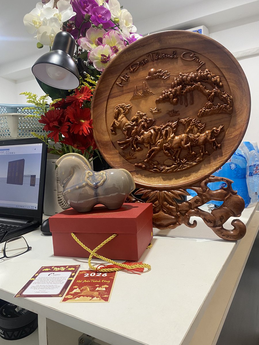 Hungarch27's tweet photo. Khai xuân hồng phát – cảm ơn ông anh! món quà khai xuân Mã đáo thành công và linh vật ngựa! Chúc một năm làm ăn thuận buồm xuôi gió! https://t.co/hwBw9x8GM3