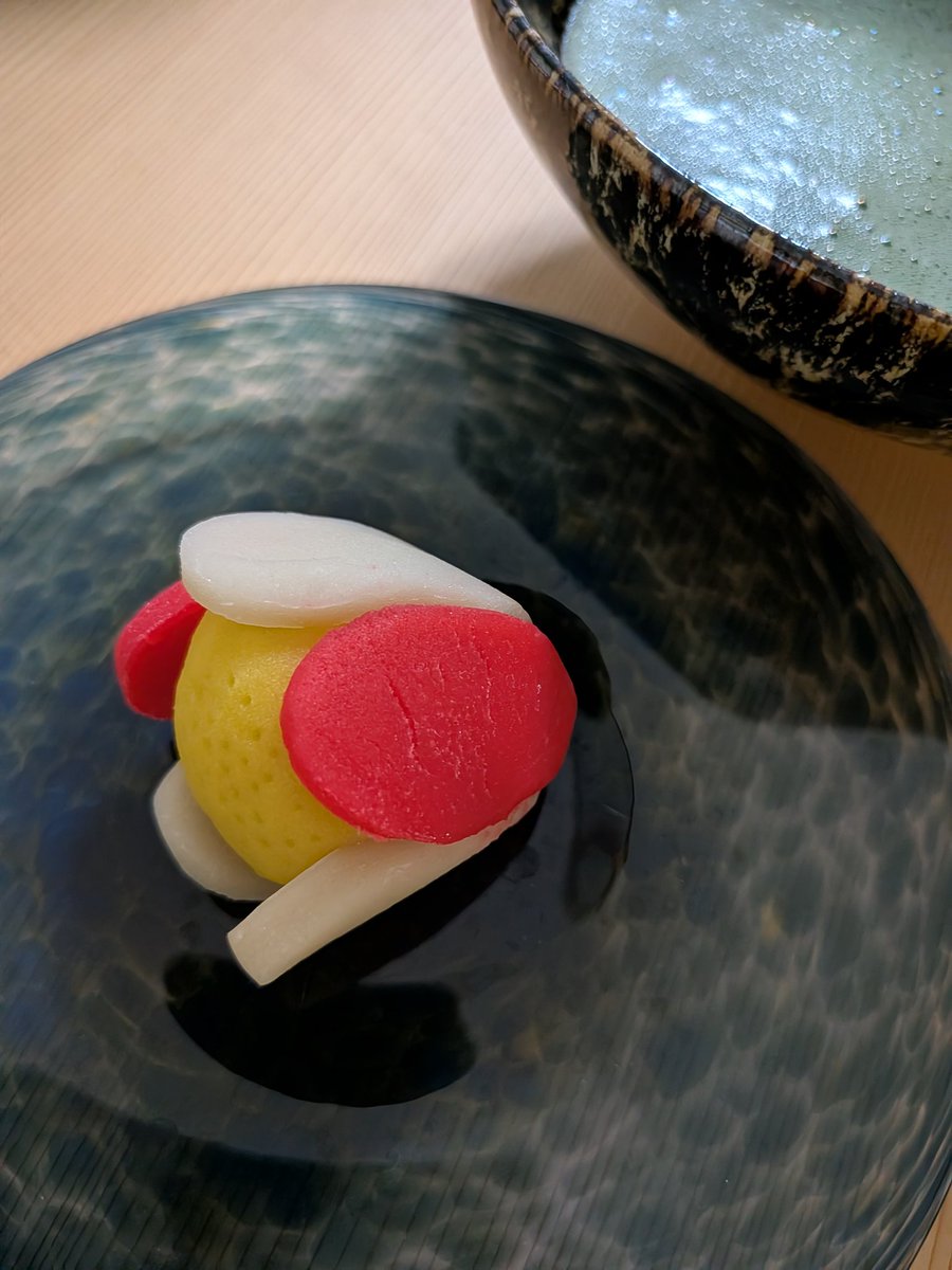 iku25252's tweet photo. 奈良の友人がお水取りの時期だけにつくられる糊こぼし（良弁椿）を持ってきてくれた。美しいなあ https://t.co/ziBqdD86jN