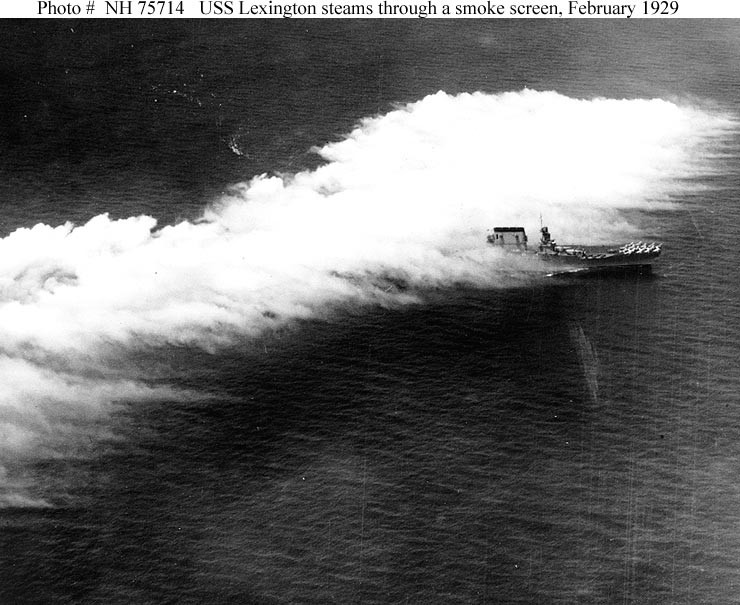 Today In History 1929年2月26日Fleet Problem IXの直後のレキシントン。航空機が投下した煙幕を通過してい ...