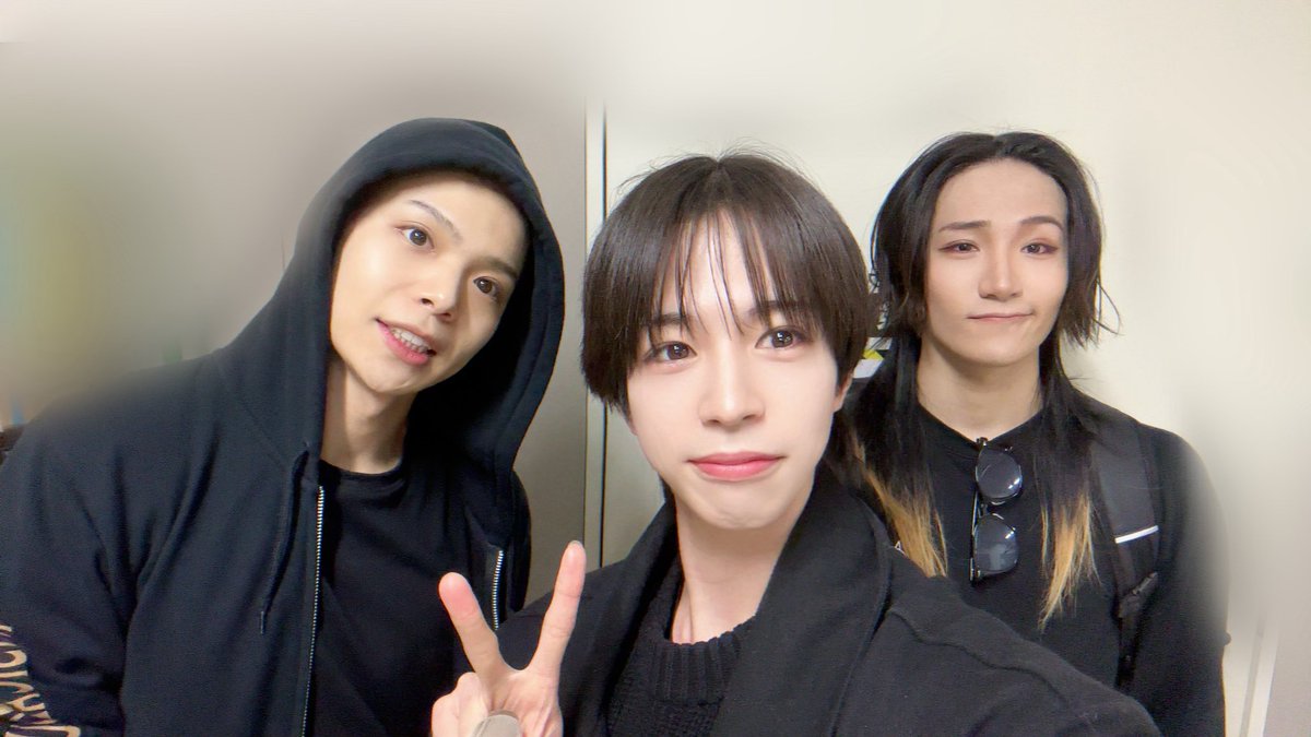 Rennosuke_D319's tweet photo. ミュージカル『刀剣乱舞』 
～静かなる夜半の寝ざめ～
本日観劇させて頂きました✨

今回も凄く面白かった！
みんなめっちゃカッコよかった！！！
刀ミュから力を貰ったので僕もまだまだ頑張ります💪🏻

刀ミュは帰り道に色々考察するのが楽しいよね🤭
スマ友の蘭ちゃんと同期の開と📷
#刀ミュ https://t.co/LiweYJsdxb