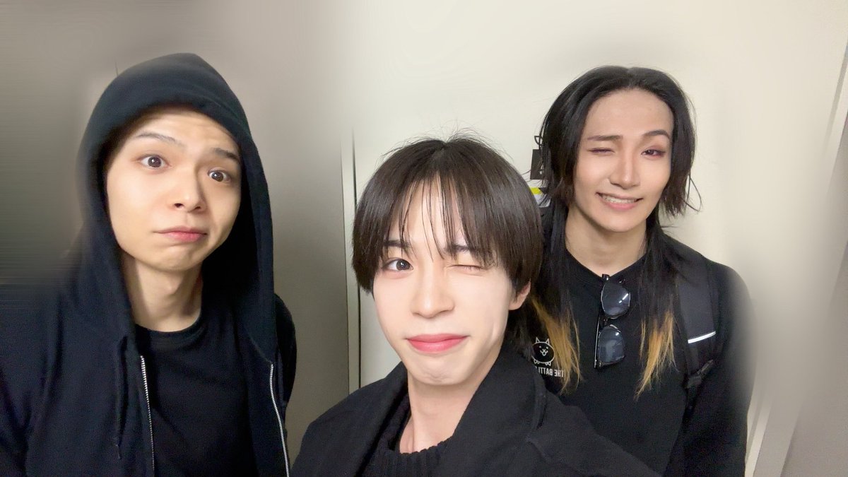 Rennosuke_D319's tweet photo. ミュージカル『刀剣乱舞』 
～静かなる夜半の寝ざめ～
本日観劇させて頂きました✨

今回も凄く面白かった！
みんなめっちゃカッコよかった！！！
刀ミュから力を貰ったので僕もまだまだ頑張ります💪🏻

刀ミュは帰り道に色々考察するのが楽しいよね🤭
スマ友の蘭ちゃんと同期の開と📷
#刀ミュ https://t.co/LiweYJsdxb