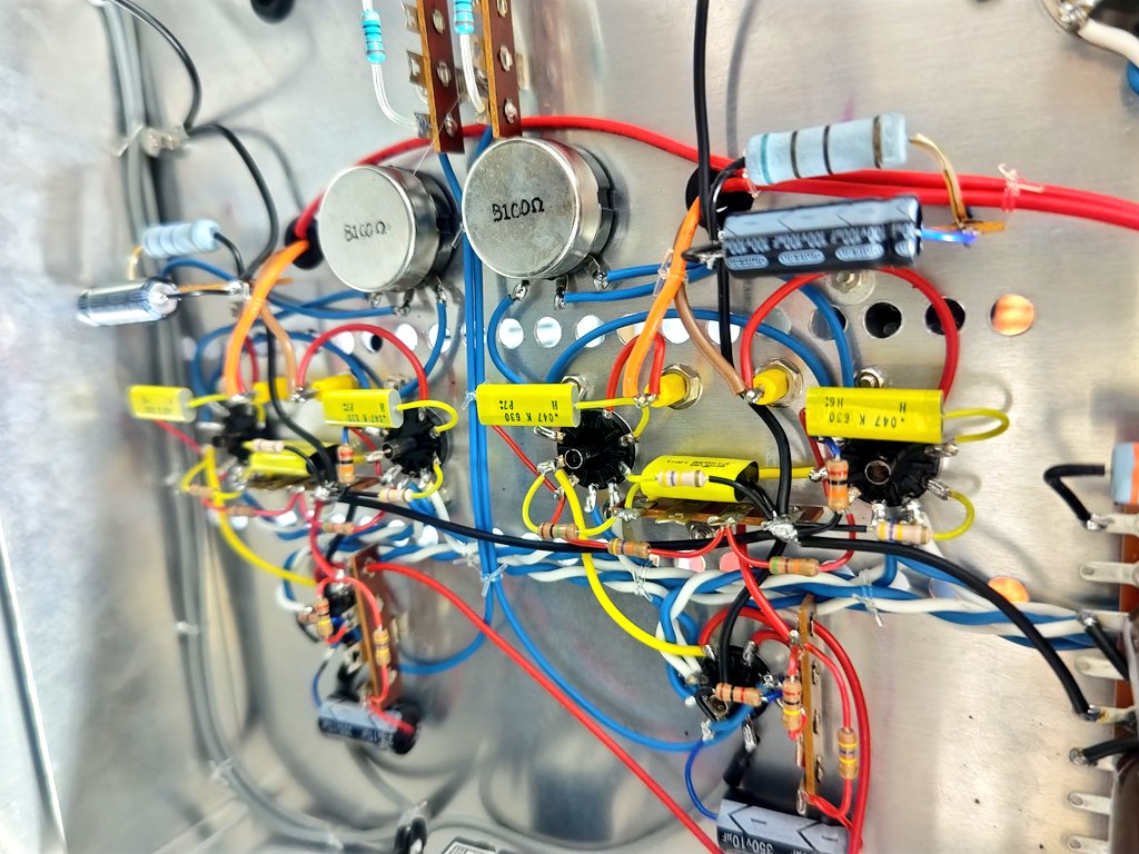 ６ＧＡ４アンプも飽きてきたので
9R-AL1アンプに入れ替え
続けて聴き比べると9R-AL1の方が低域の歯切れの良さと高域の艶がバランス取れて良い感じに聴こえる
誰も手を出さない9Vヒーターのテレビ球ですが
300Bを自慢してる爺さんが尻尾を股に挟んでおしっこ漏らしながら逃げ出すくらいイイ音で鳴る🤥