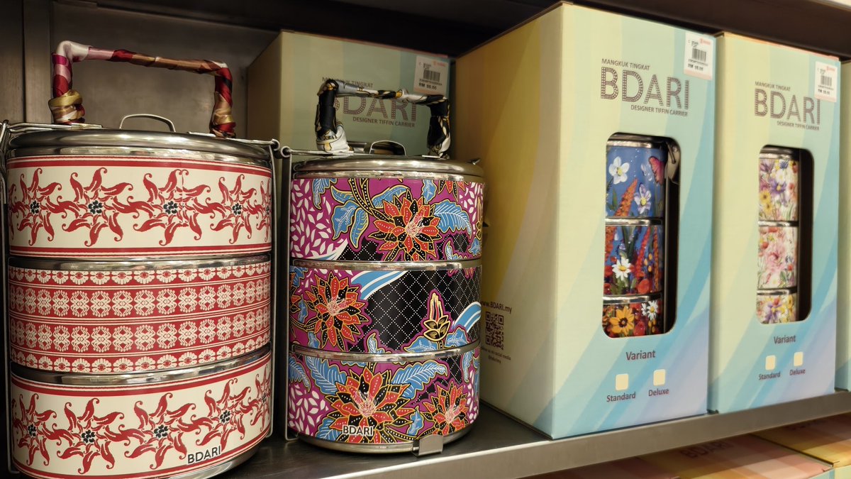 Ada yang panggil 'Mangkuk Tingkat' ada yang panggil 'Sia'.
Banyak design lagi yang ada..mari singgah ke tgkt 5, #SOGOKL 😉