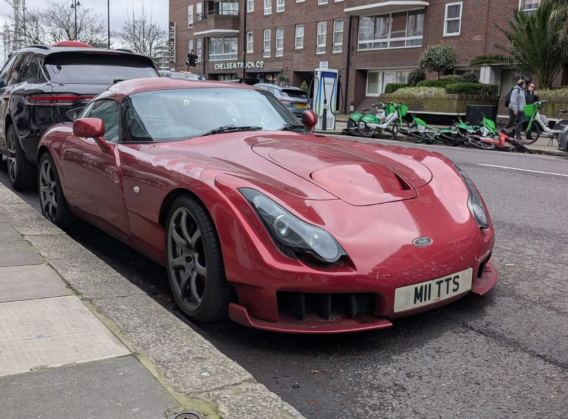 WRCPAST's tweet image. **Rare Road Cars**

🇬🇧 TVR Sagaris 

1 of only 200/211

The TVR Sagaris (2005–2006) is a high-performance British sports car known for its aggressive styling, 400bhp+ Speed Six engine, and 195mph top speed. 

Built on a steel spaceframe with a 4.0-litre straight-six, it weighs