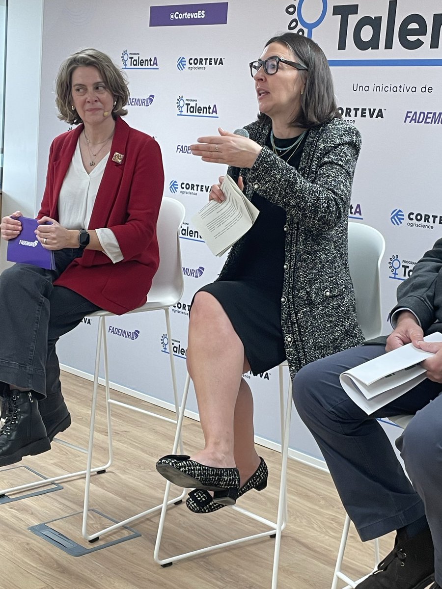 fademur's tweet photo. Ana Rodríguez, secretaria general de Recursos Agrarios y Seguridad Alimentaria del @gobmapa, en los Premios #TalentA, anima a las emprendedoras a seguir demostrando que se puede hacer vida en los pueblos, que se puede emprender, innovar y desarrollarse en las zonas rurales
#mujeresrurales
#EmprendedorasRurales