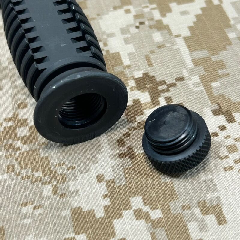 実物 CQD タクティカル ハンドグリップです。米軍のSFでも使用例のある、軽量で頑丈なアルミ製のフォアグリップです。
レーザーデバイス用のテープスイッチが装着できる様に、グリップの片側が面取りされています。
ピカティニーレールに装着ができ、底部は防水キャップ仕様の小物入れです。