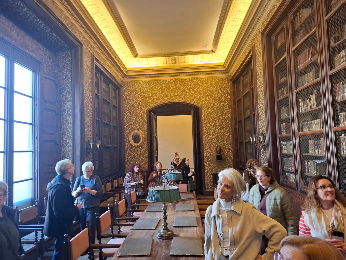 MartaFdezJurjo's tweet photo. Ana Pérez ens ha guiat pels diferents espais del magnífic edifici neoclàssic que acull la
Reial Acadèmia de Medicina de Catalunya (#RAMC) i la seva singular biblioteca-arxiu amb fons molt importants sobre història de la medicina catalana. #VisitaProfessional amb el @cobdc #COBDC https://t.co/6a1EJYTT0a