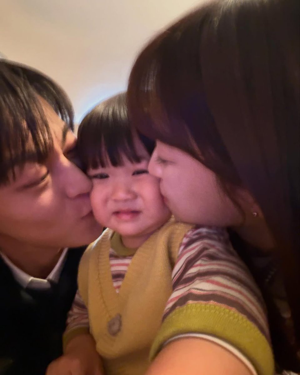 양옆에서 우주한테 뽀뽀하는 태형현진 미쳤나봐..
그 와중에 유호 찌부 당하고 울상인 거ㅋㅋㅋㅋㅋ