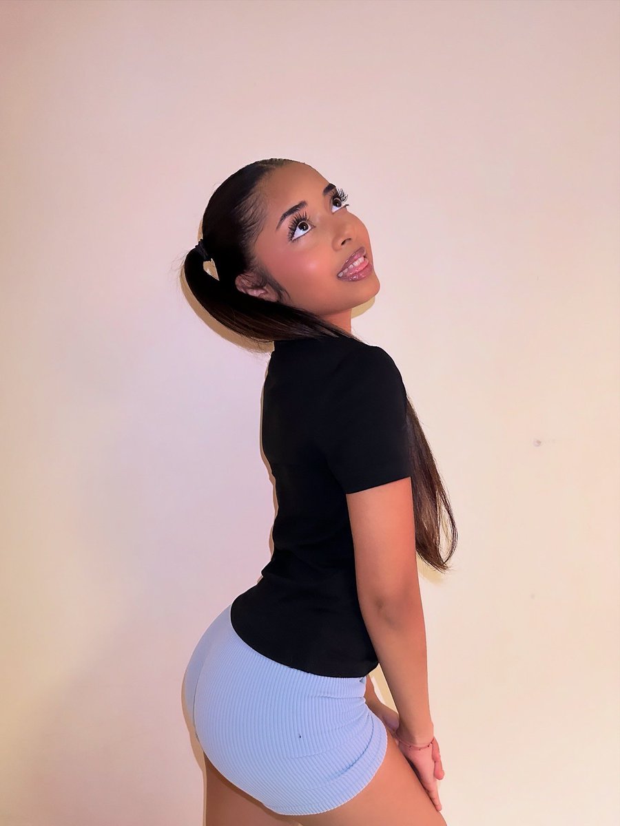 TLochun's tweet photo. follow my insta @tia.loc 💖💖💖💖 https://t.co/x1BeZstZWV