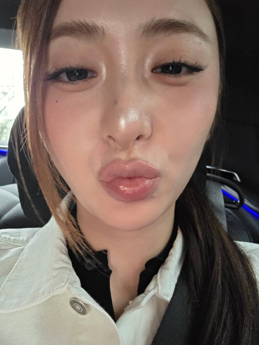 sserapics's tweet photo. THIS SELCA YUNJIN ??? https://t.co/hwbk6nKW5F