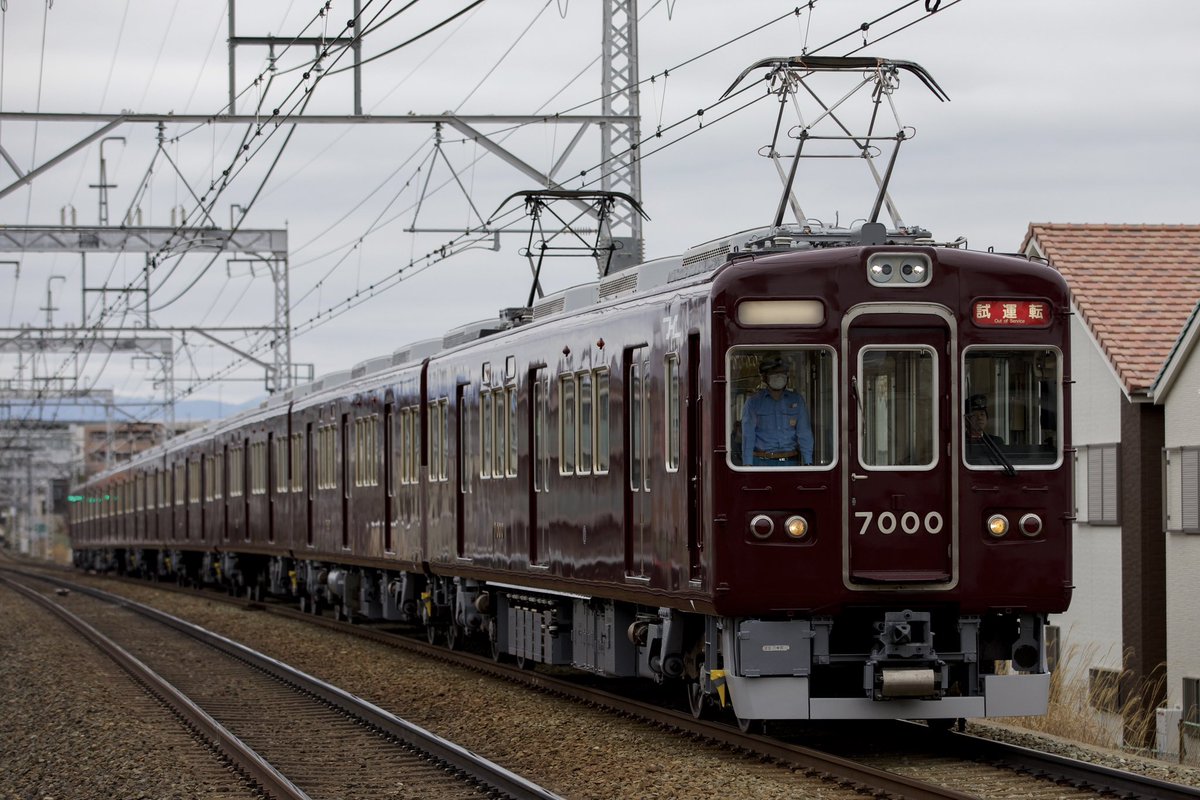 iisha_iine0107's tweet photo. 2/26 
阪急7000F 正雀出場試運転

初めて阪急の試運転を撮影しました。6013Fに引き続き7000Fもフルマルーンに。早く営業に入ってる所を見てみたい。 https://t.co/VvcAJTI1Y8