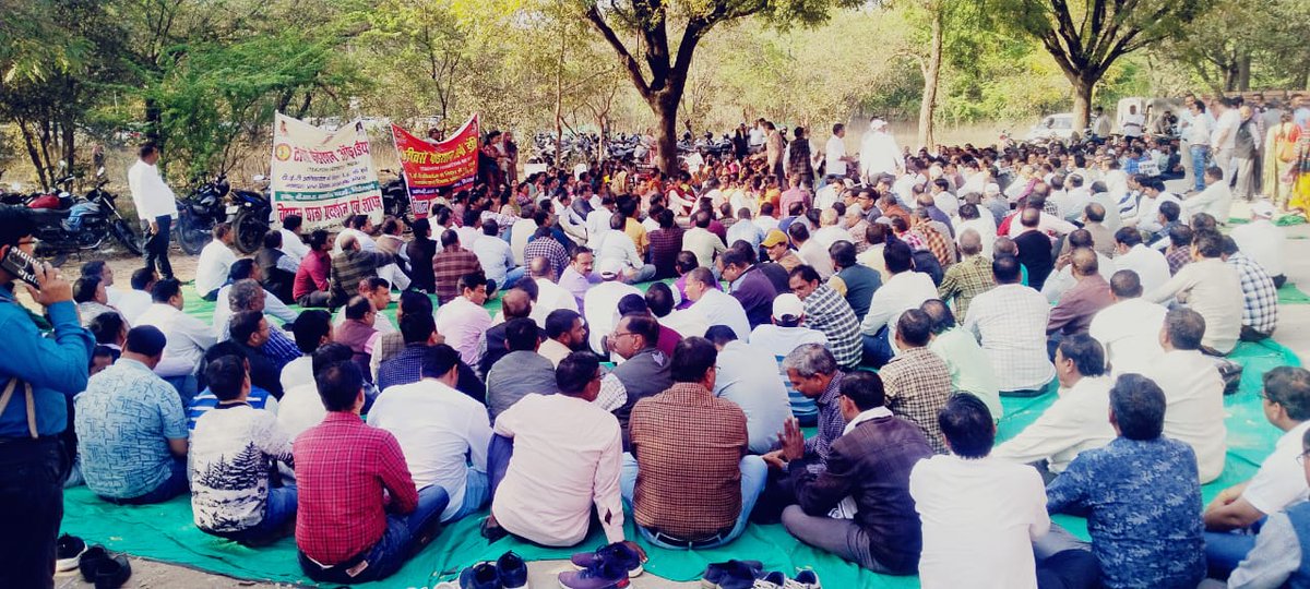 आज का दिन इतिहास में दर्ज होने लायक रहा।
बीएसए कार्यालय पर उमड़ा शिक्षक जनसैलाब यह बता गया कि अब आवाज़ दबने वाली नहीं है। यह सिर्फ धरना नहीं था, यह चेतावनी थी — सम्मान के बिना व्यवस्था नहीं चलेगी।
काली पट्टियाँ मौन नहीं थीं, वे मुखर संदेश थीं।
हर उपस्थिति एक संकल्प थी।
हर चेहरा