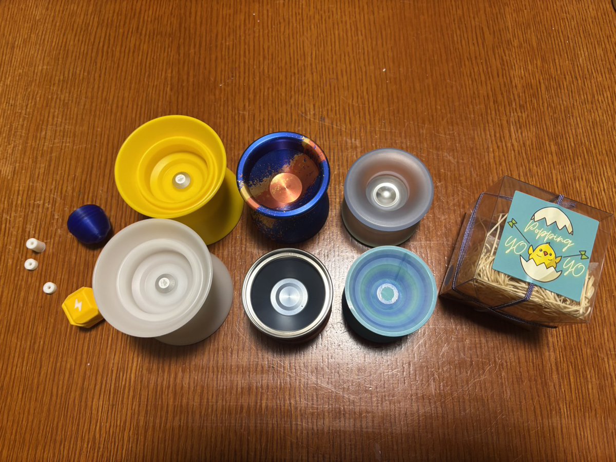 Koukisandayoyo's tweet photo. リラヨーの戦利品。
シーラス2個はお小遣いと母の支援で。
マジェスティックとカウンターウェイトはジャンケンで。ポッピンヨーヨーは妹が。
勾玉はBOXで。そしてスサノオは母が選んだランダムボックスのはずなのに、中が分かった瞬間に奪いました😏
#リラヨー #Admiralyoyo
#PoppingYOYO #Consoleil https://t.co/r4poSLlsQl