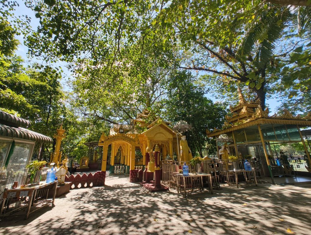 TkTraveling's tweet photo. ခေမာဒီပကျွန်းမှာရှိတဲ့ ဓါတ်ပေါင်းစုစေတီတော်
ဘုရား သမိုင်း Vlog အစအဆုံးကို  comment တွင် ရှိသော Link များမှကြည့်ရှုနိုင်ပါသည်။
 #ခေမာဒီပကျွန်း #ဓါတ်ပေါင်းစုစေတီတော်  #ခရီးသွား #travel #vlog #travelvlog #pagoda #buddis
#tktraveling #pagodavlog #ဘုရား #စေတီ https://t.co/F3AFk4VXUS