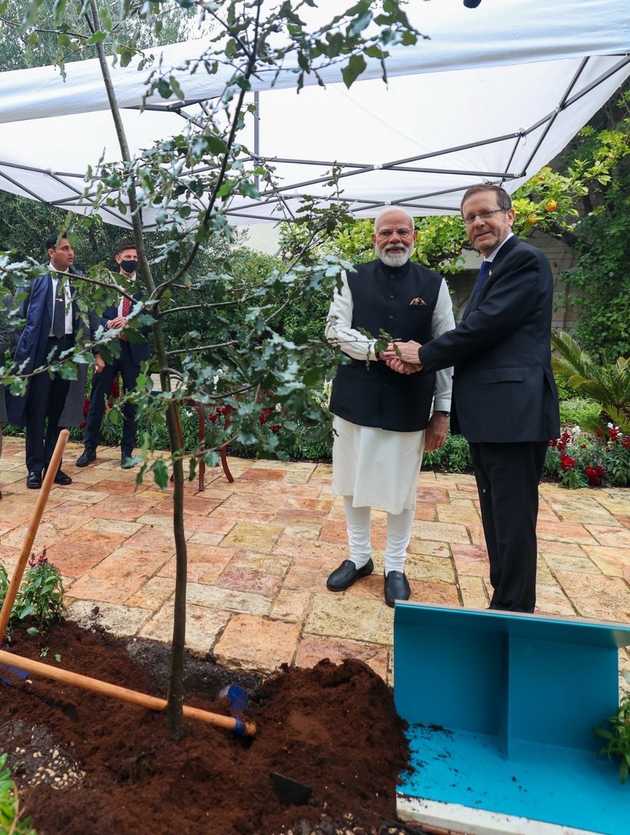 Narendra Modi tweet media