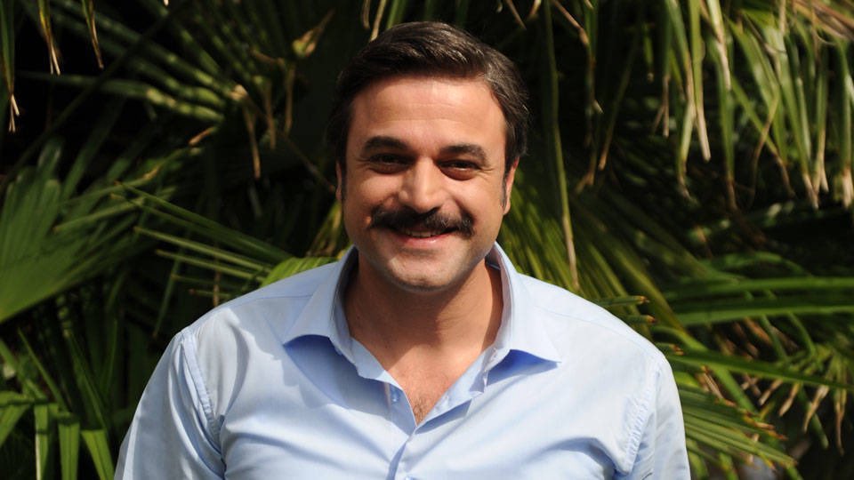 Ufuk Özkan’dan Diyarbakır itirafı:

“Üç tane genç çocuk geldi sete. 'Abi biz okuyoruz ama bir yandan da çalışmamız gerekiyor' falan demişlerdi. Yapımcımıza da söyledim. Abi dedim bunlara dedim bir şeyler harçlık bir şeyler verin. Benim aldığım ücretten de onların haberi olmasın.