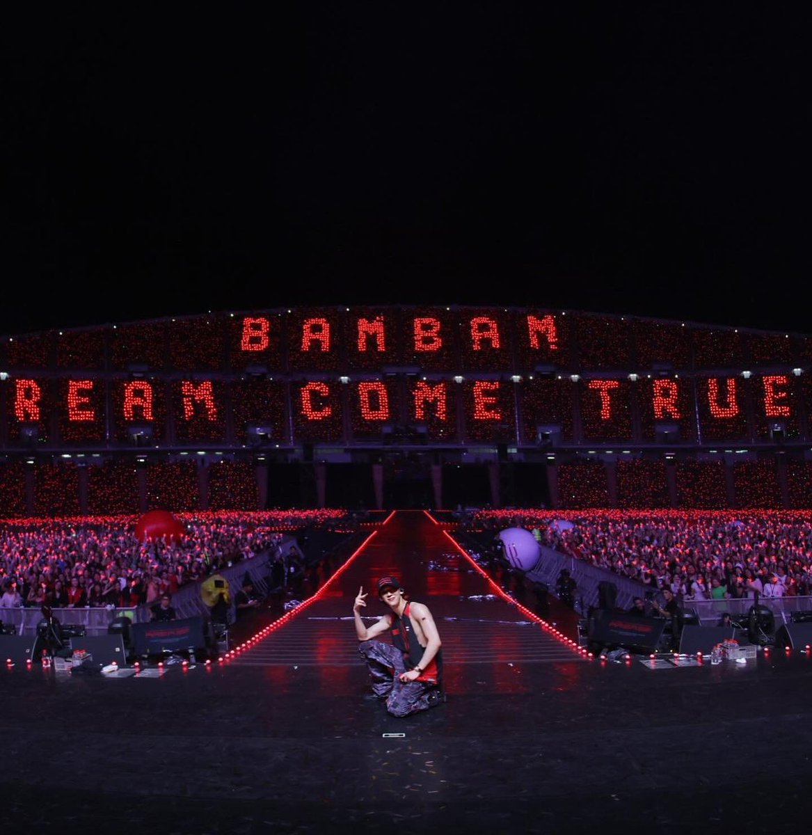 ภูมิใจในตัวน้องแบม ยิ่งคอนที่ราชมัง นี่ละผลตอบแทนของการทำงานหนัก ไม่ดูถูกผู้บริโภค จนตอนนี้ถ้าพูดถึงงานน้องแบม คือการันตีว่าเริด ว่าปัง น้องยอมเหนื่อยเพิ่ม เช็คฟีดแบคทุกงานและเทคแอคชั่นด้วยตัวเอง วันแรกน้องแบมเป็นยังไง วันนี้น้องแบมก็เป็นแบบนั้น รักและดีใจที่ได้เป็นฟค. <a href="/BamBam1A/">BamBam</a>