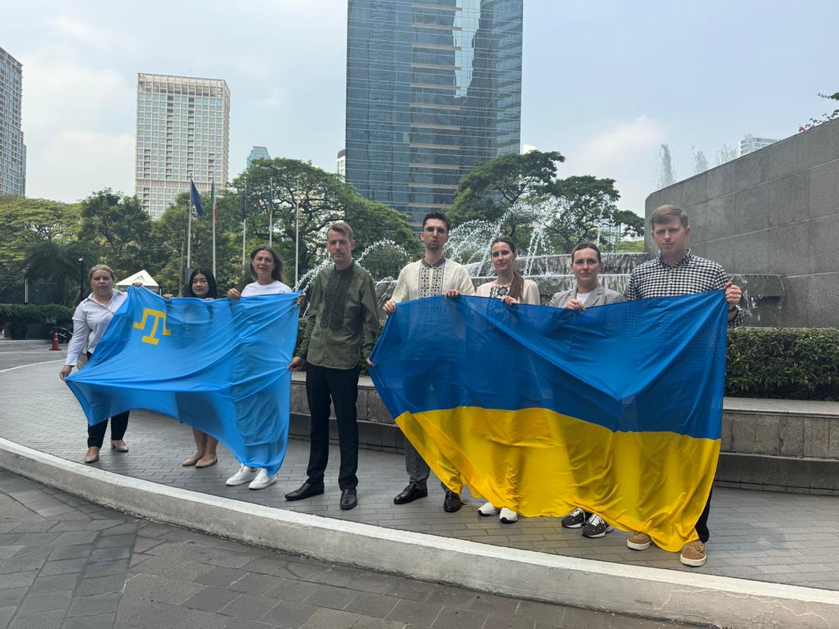 26 лютого Посольство України в Таїланді разом з усім світом вшановує День спротиву окупації АР Крим та м. Севастополя.
Боротьба нашої держави за повернення всіх своїх територій триває.
Настане день, коли український прапор знову майорітиме над Кримом.
Крим - це Україна 🇺🇦