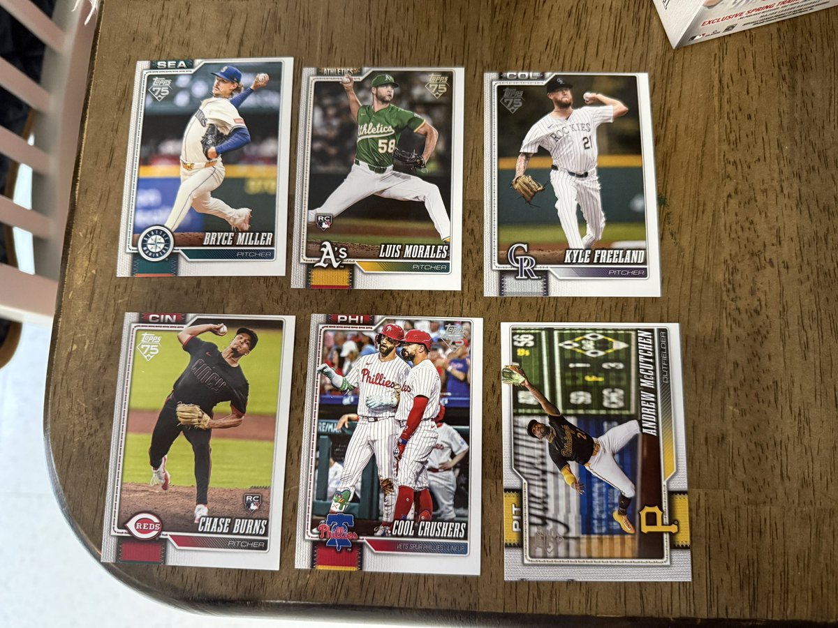 Tommy2Putts's tweet photo. @Topps Here’s the off-centered garbage I pulled from Target. https://t.co/t6j5DLd752