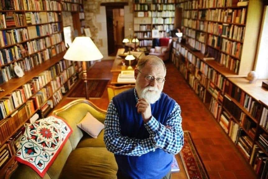 لدي مكتبة من 40.000 كتاب ولم أضطر مرة واحدة للقول: لا أملك هذا الكتاب. وإن لم يكن لدي، أقوم بشرائه. كنت أعرف أنني لن أقرأ هذه الكتب كلها، لكن كانت هناك دوماً أشياء جديدة جديرة بالاستكشاف.

حياة متخيلة - البرتو مانغويل