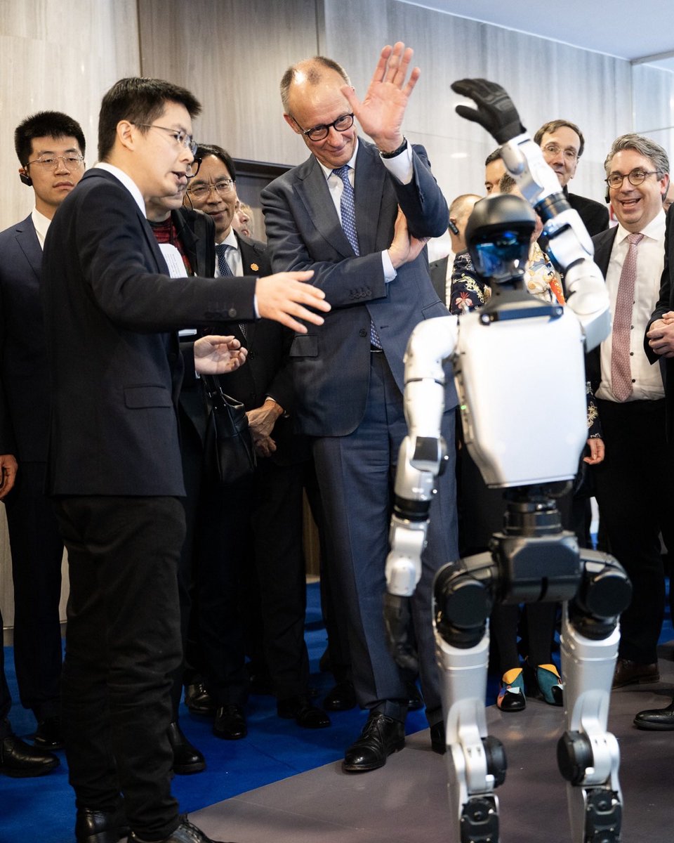 bundeskanzler's tweet photo. China und Deutschland sind eng vernetzt. Das eröffnet Chancen und schafft Risiken. Diese Risiken vermindern wir – für Lieferketten, Rohstoffe und Schlüsselprodukte. Der Wettbewerb unserer Unternehmen dazu muss fair sein: durch Transparenz, Verlässlichkeit und gemeinsame Regeln. https://t.co/uRnGrAExJh