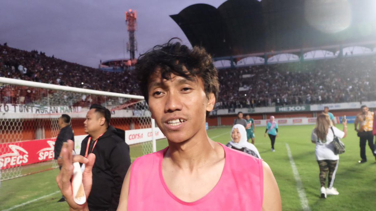 FandomID_'s tweet photo. Tubuhnya tampak “kerempeng” namun sejatinya dia kuat.

Sbg gelandang bertahan dirinya dikenal tangguh.

Dia mulai dikenal publik bersama Persitara Jakarta Utara, yg hingga kini disebut sbg golden era nya Persitara

Siapa dia? https://t.co/dLN4BBzvc2