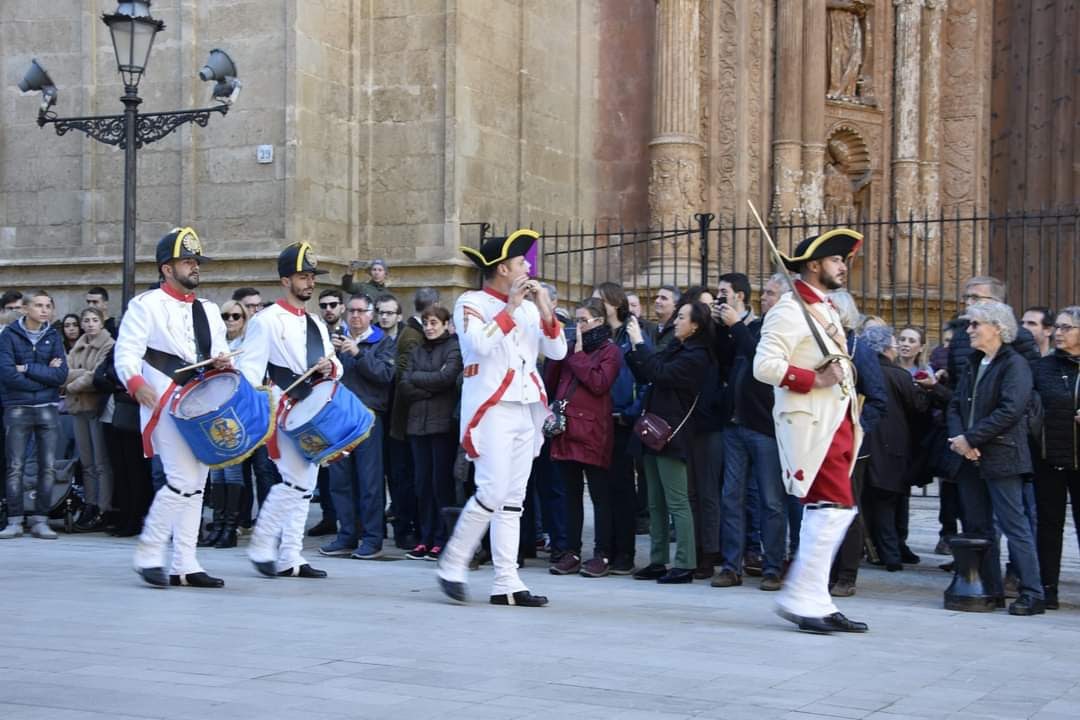COMGEBAL_ET's tweet photo. Este viernes, el Rgto. #Palma47, con trajes de época del Rgto. de Infantería de Línea de #Mallorca de Carlos III, realizará el relevo de la Guardia de Honor en el Palacio de la #Almudaina. #somostuejército
#COMGEBAL @MCANA_ET https://t.co/JYhV5SkFjz