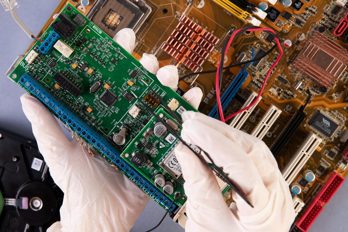 RAEEAndalucia's tweet image. ♻️ Reparar o reutilizar aparatos electrónicos contribuye a reducir residuos y, además, puede generar empleo local vinculado a la economía circular.

Más info en 👉 raeeandalucia.es

 #RAEEAndalucía #ReciclajeResponsable #EconomíaCircular