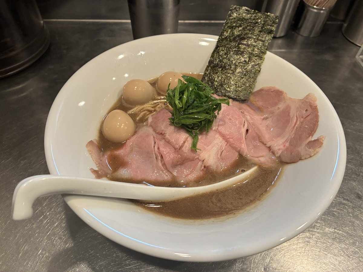 monchan_damon's tweet photo. ダイエットチートデイに…

悩みに悩んで…
替え玉よりもう一杯だろ🥺

久しぶりに【当たり】のラーメン見つけた🤍

店主様の筋肉も素敵であった💪

@sanji_kinchan 
 #さんじ  #上野  #ラーメン  #上野ラーメン https://t.co/VRwD8v9aQ3