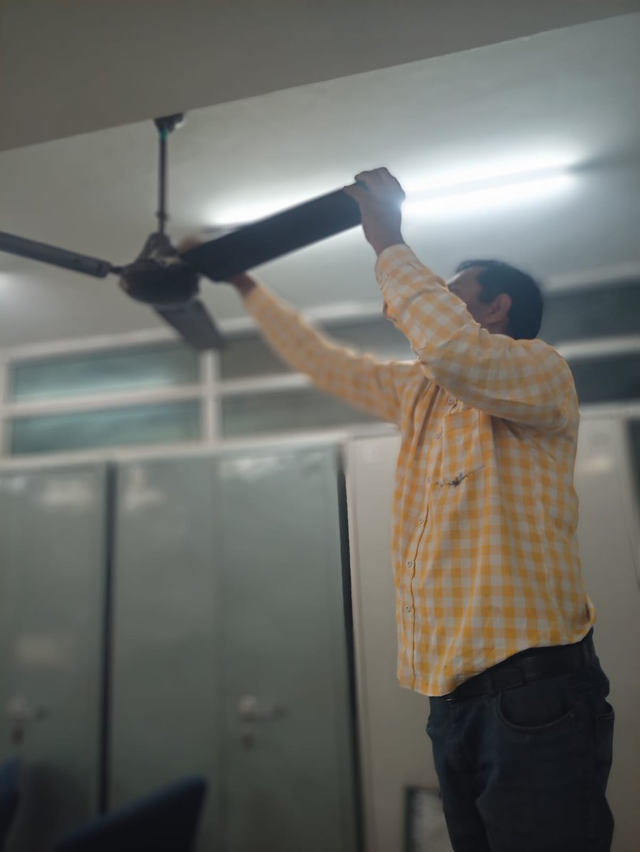 FciGwalimp's tweet photo. भारतीय खाद्य निगम, मंडल कार्यालय, ग्वालियर में 16.02.2026 से 28.02.2026 तक आयोजित हो रहे स्वच्छता पखवाड़ा के अंतर्गत दिनांक 25.02.2026 को कार्यालय में विद्युत उपकरणों की विशेष सफाई एवं रख-रखाव अभियान चलाया गया। https://t.co/X9ccCCQFeY