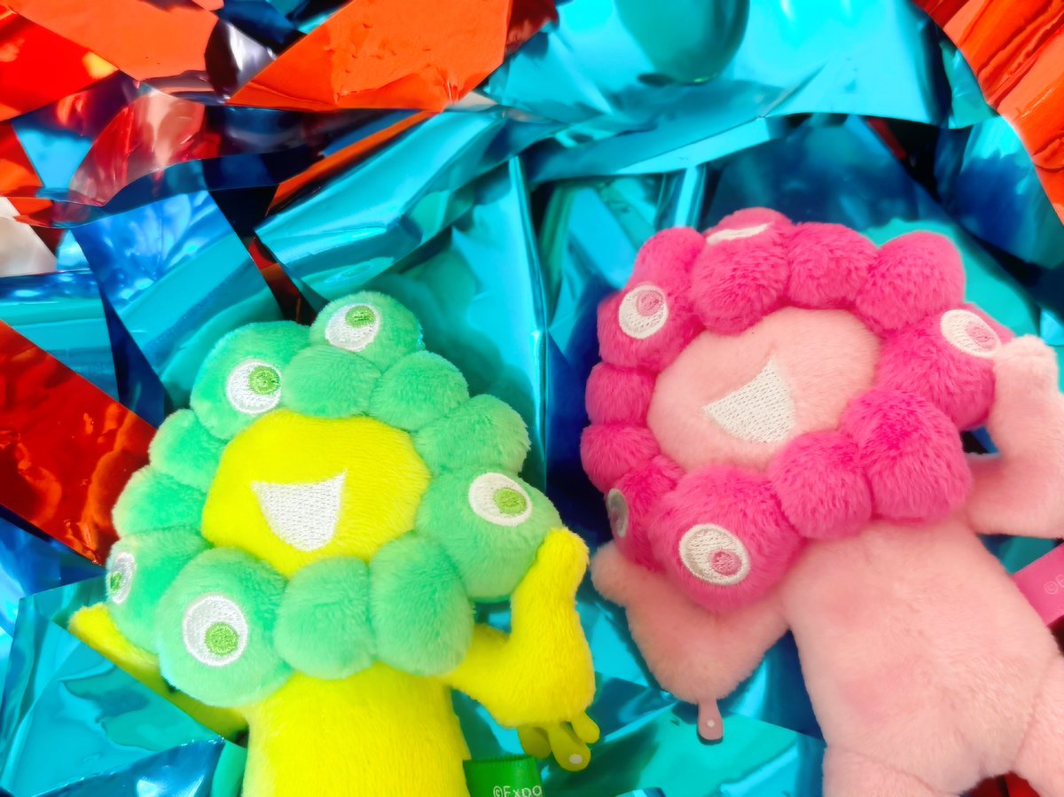 友達にお願いしてた推しカラーミャクミャク届いた〜💚🩷緩衝材が