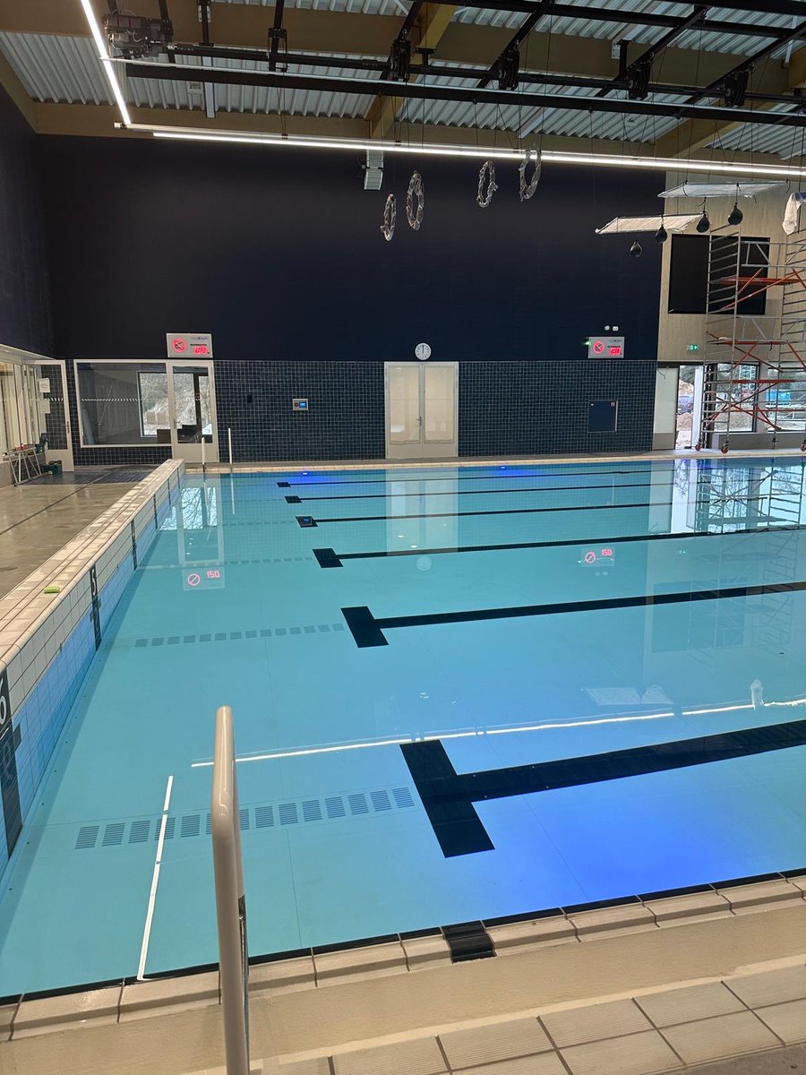 TegelsAlmelo's tweet photo. Eindstreep gehaald bij zwembad (Sportbedrijf) te Almelo.
Alle tegels geleverd en vakkundig aangebracht.
Trots op het team en het eindresultaat.
#tegelwerk #vakmanschap #zwembad #bouwproject
#tegelzetter #aannemer #trots #almelo #bouwupdate https://t.co/bWO4MT5C8Z