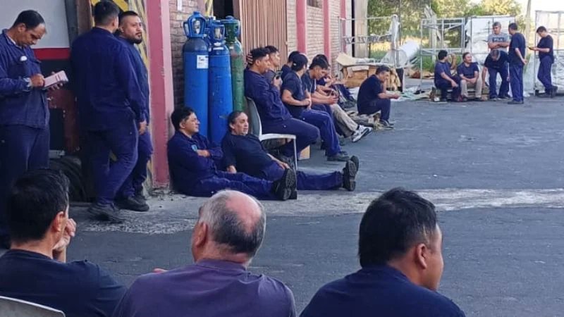 Imagen desoladora, trabajadores de la fábrica de heladeras Neba abatidos luego de enterarse del cierre fábrica. Esto se repite de norte a sur del país.
GESTIÓN MILEI EL PEOR PRESIDENTE DE LA HISTORIA!