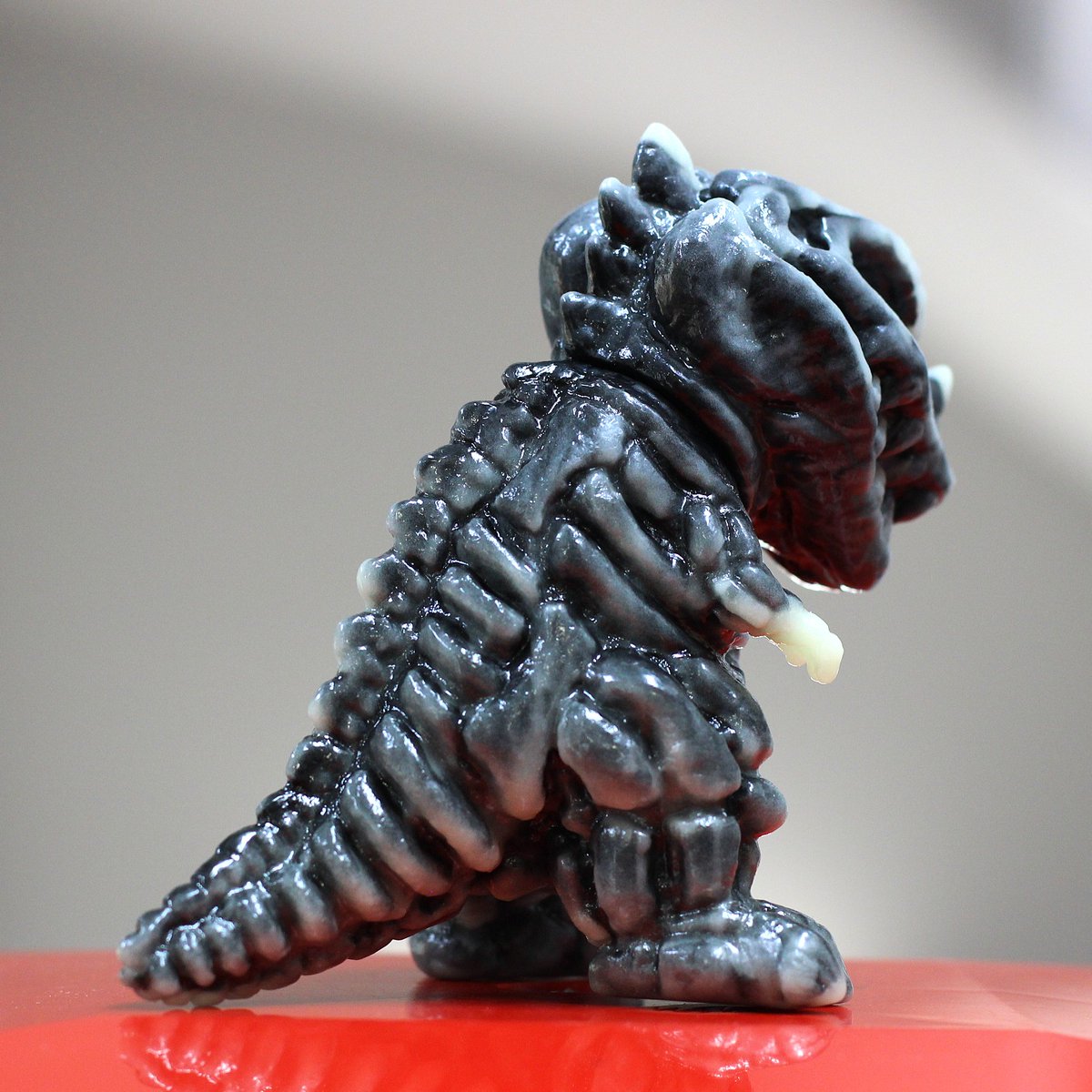 Oneuptoy's tweet photo. 3/1 シカフェス 
One up. 出展
SKELDON
蓄光とブラックの特殊成型なので暗闇で光る！！
混ざり方がもっと蓄光が強く黒が少ないイメージで頼んだが予想していたより黒が強いがコレはコレで良し◎
造型が素晴らしい！
#シカフェス
#oneuptoy 
#SKELDON https://t.co/tpBEV934Jo