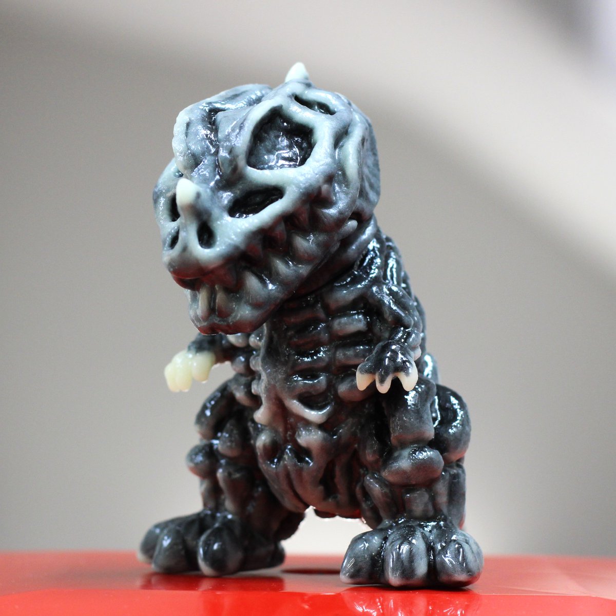 Oneuptoy's tweet photo. 3/1 シカフェス 
One up. 出展
SKELDON
蓄光とブラックの特殊成型なので暗闇で光る！！
混ざり方がもっと蓄光が強く黒が少ないイメージで頼んだが予想していたより黒が強いがコレはコレで良し◎
造型が素晴らしい！
#シカフェス
#oneuptoy 
#SKELDON https://t.co/tpBEV934Jo
