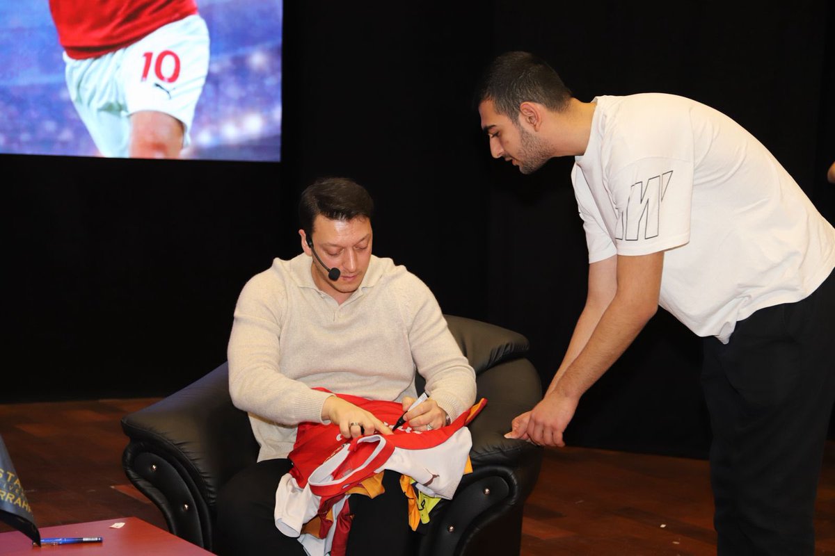 Mesut Özil tweet media