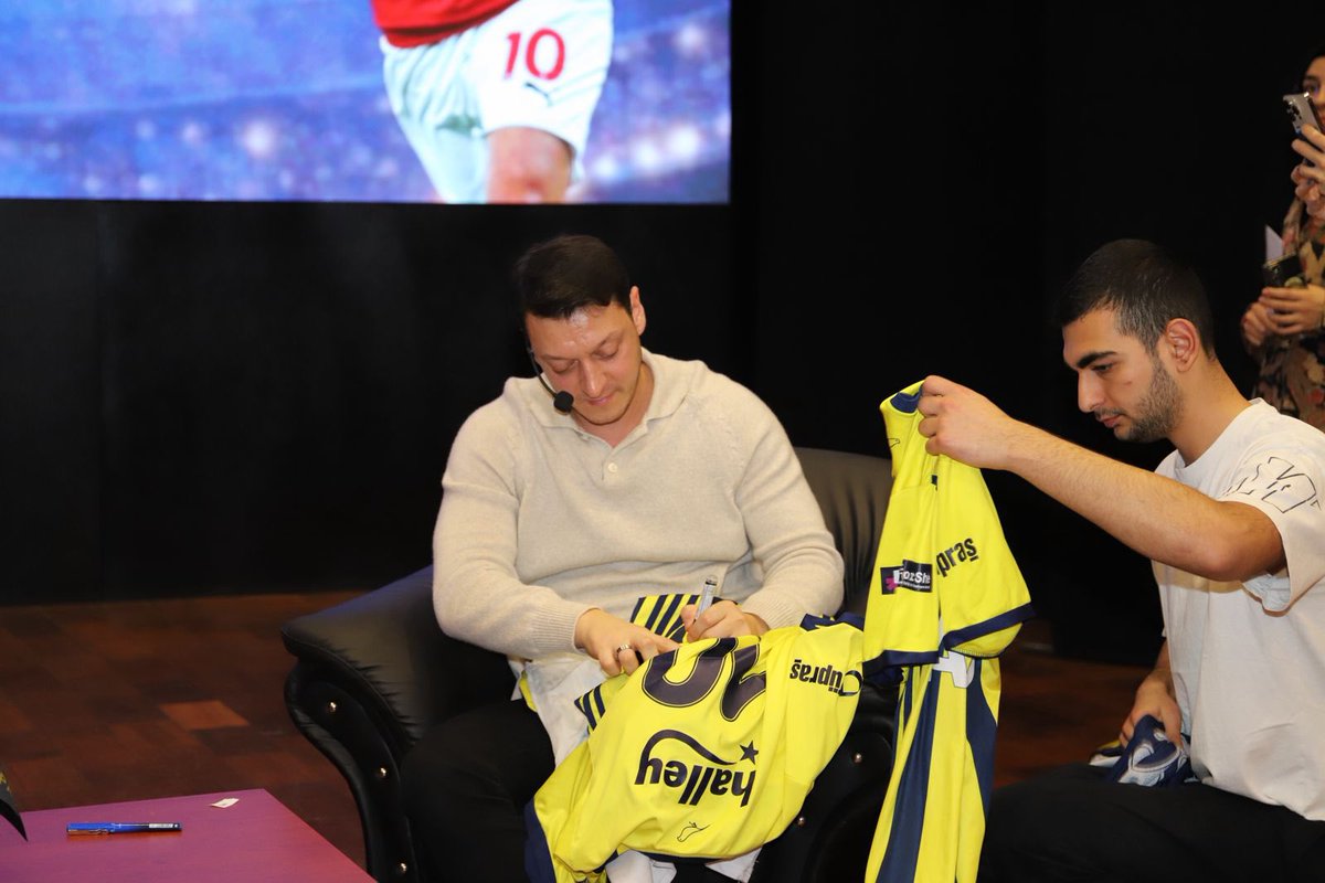 Mesut Özil tweet media