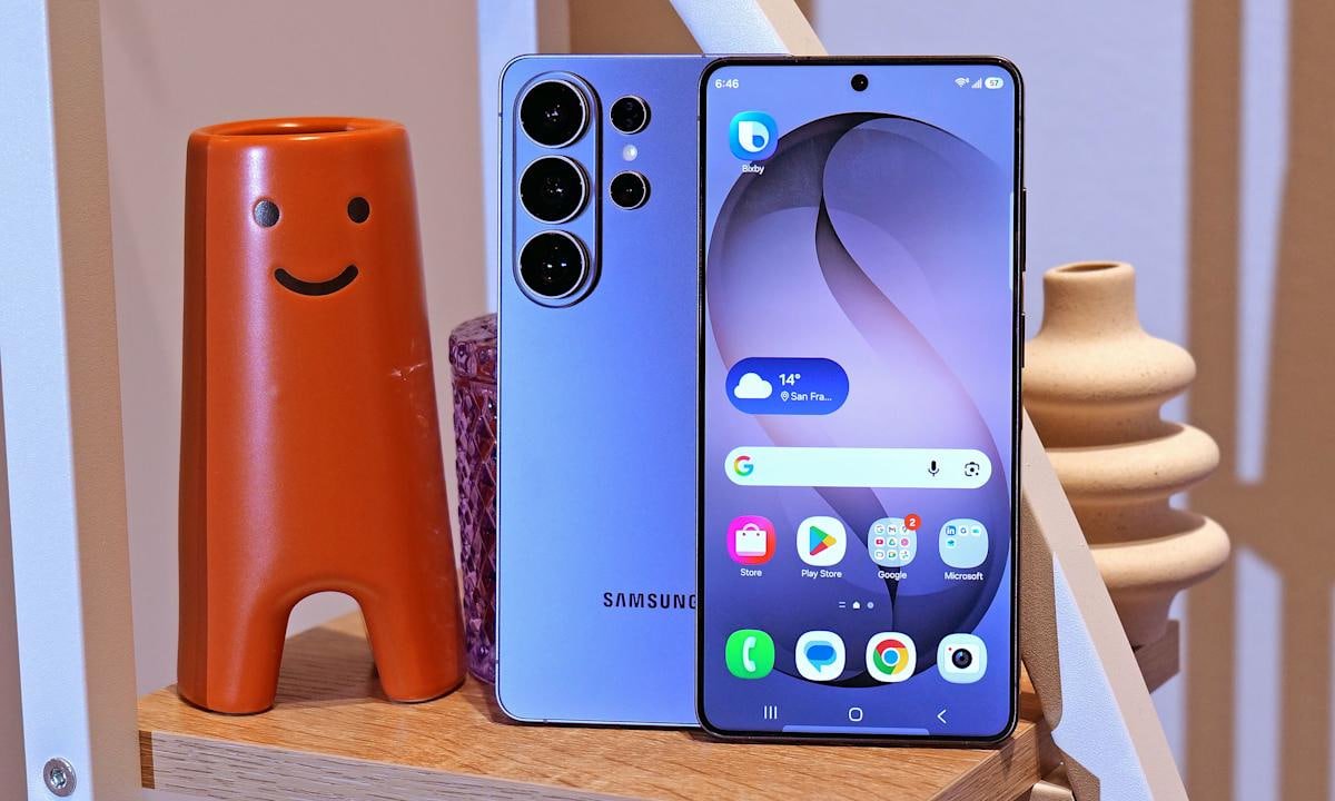 📱 گلکسی S26 اولترا با نمایشگر حریم خصوصی معرفی شد!

سامسونگ از Galaxy S26 Ultra با طراحی بهبودیافته، سخت‌افزار قدرتمندتر، دوربین ارتقایافته و مجموعه کامل‌تری از قابلیت‌های هوش مصنوعی رونمایی کرد. آیا این پرچم‌دار جدید، استاندارد تازه‌ای در دنیای موبایل تعریف می‌کند؟ 🔥📸
📎