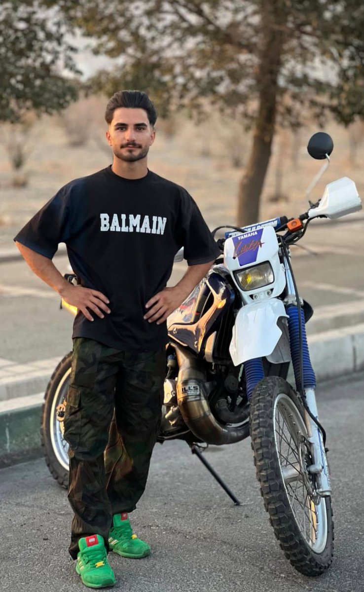 فرزند ایران #مهدی_کاووسی ۲۱ساله 
۱۹دی در کوهسار کرج به قتل رسید.
مزار گالیکش

#جاويدشاه‌ 
#IranMassacre