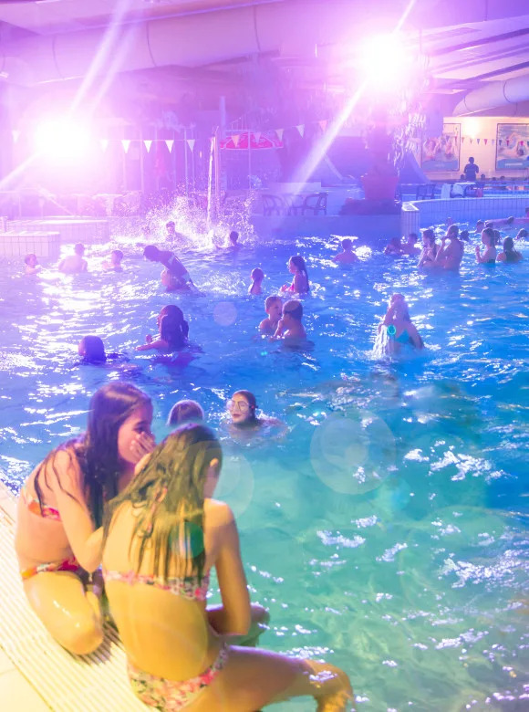 Iedere laatste vrijdag van de maand kun je discozwemmen in het  Sonsbeeck met een thema. Deze vrijdag is het  Apres Swim Party.
Op deze avond gaat het licht uit en de discolampen aan en er is altijd professioneel toezicht aanwezig.
Kaartjes à 10,75 #Breda #zwemmen