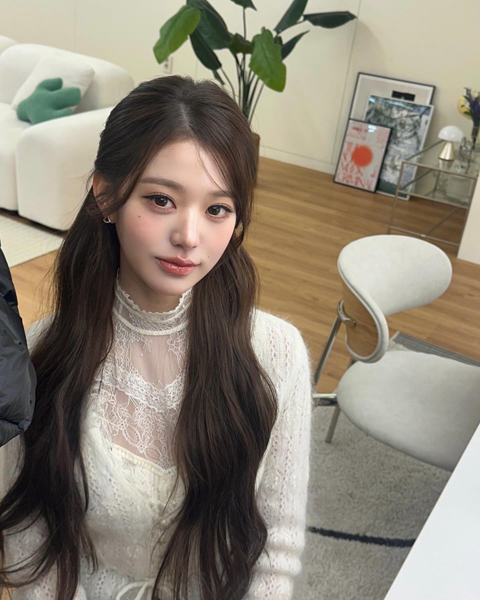luvwy04's tweet photo. 이거 장원영 실물짤같음 진짜 헉소리나오게 예뻐…. https://t.co/BbjZXPS2Zs