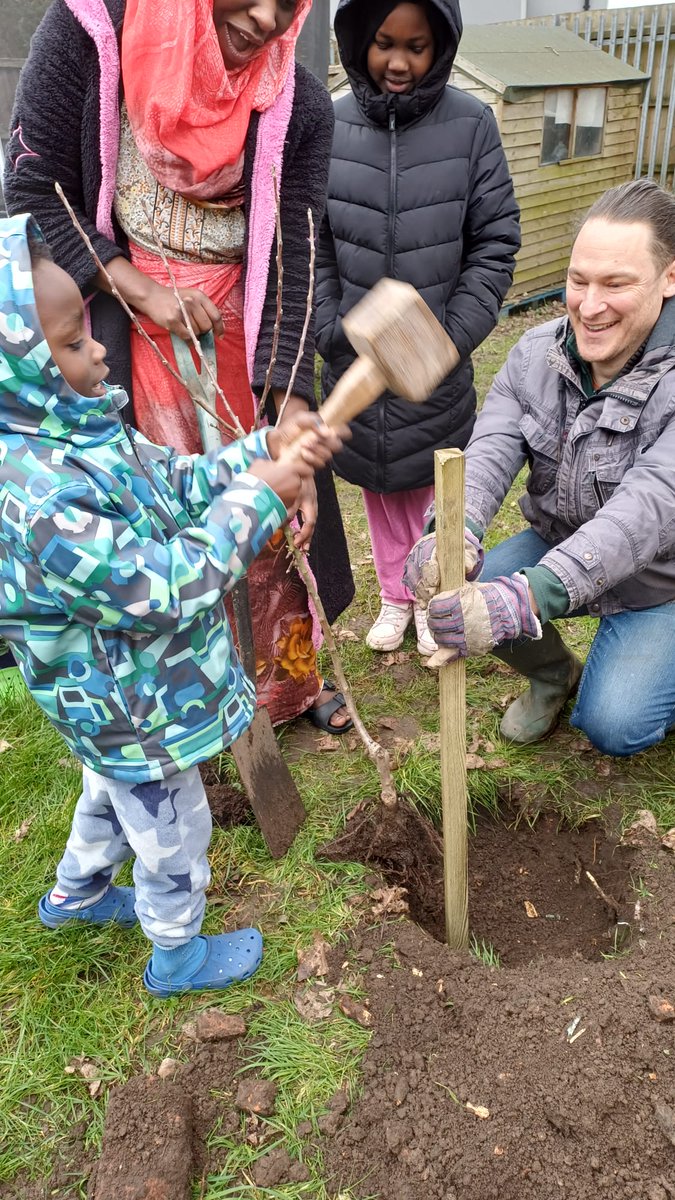 fruitnutvillage's tweet photo. So much joy... bringing #AppleTrees to the gardens of #Northfield. Perhaps one day #NorthfieldTreasure will be the beating heart of a new #FruitAndNutVillage. Keep up the good work! @TNLComFund https://t.co/zdV0VTtGpB