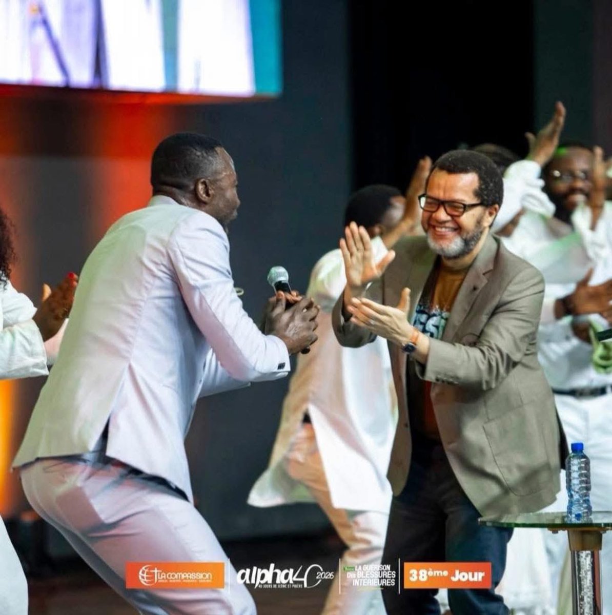 MarcelloTunasi's tweet image. Protégez jalousement ceux qui nourrissent votre paix, ravivent votre foi et préservent la joie de l’Esprit en vous. Ils sont un don du ciel.
#joie #pasteurmarcellotunasi #communion