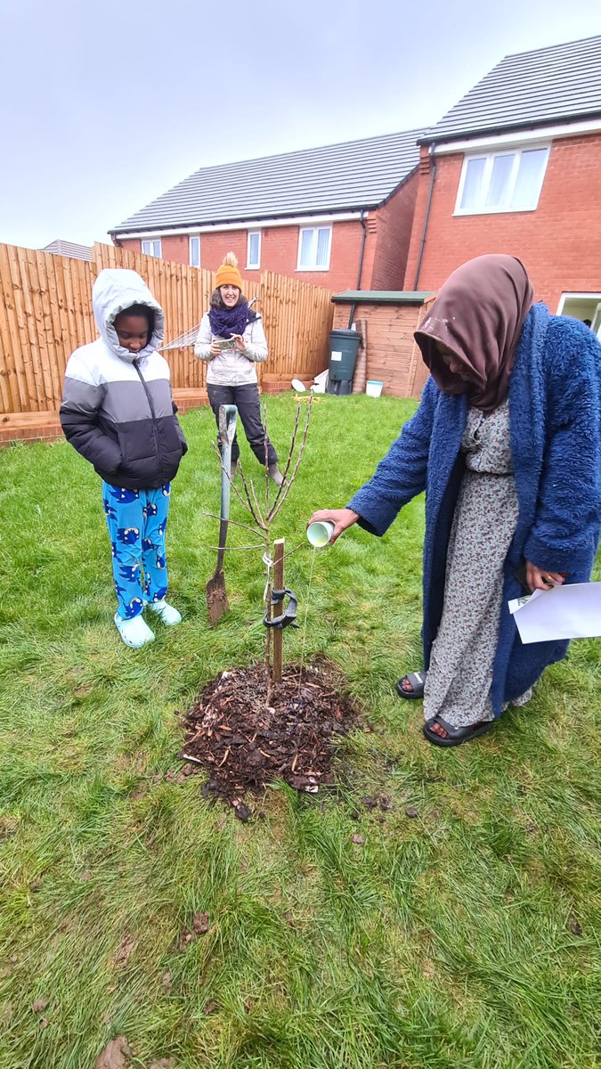 fruitnutvillage's tweet photo. So much joy... bringing #AppleTrees to the gardens of #Northfield. Perhaps one day #NorthfieldTreasure will be the beating heart of a new #FruitAndNutVillage. Keep up the good work! @TNLComFund https://t.co/zdV0VTtGpB