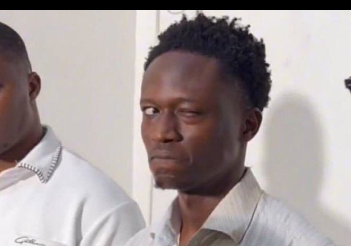 Me: Walking home under sun after a hectic day. 
An unfortunate fellow: smile small nawww. 
Me;