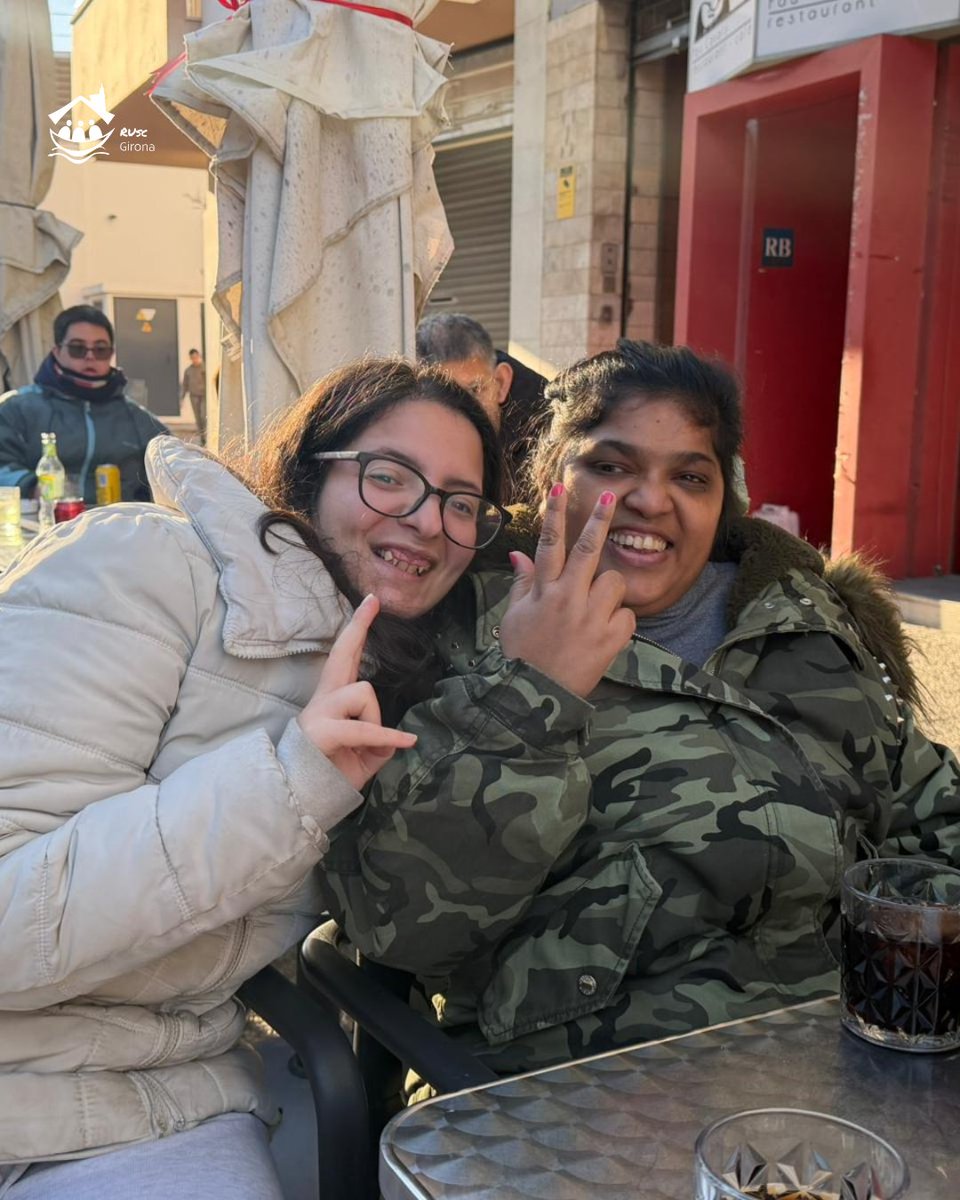 ruscgirona_llar's tweet image. Fa uns dies vam aprofitar que va sortir el solet per anar tots junts a prendre un refresc a la terrassa d’un bar… i que bé que hi vam estar! ☀️😎

#elrusc #llar #llarresidencia #llarresidenciagirona #vidacomunitaria #inserció #inclusió #ruscgirona