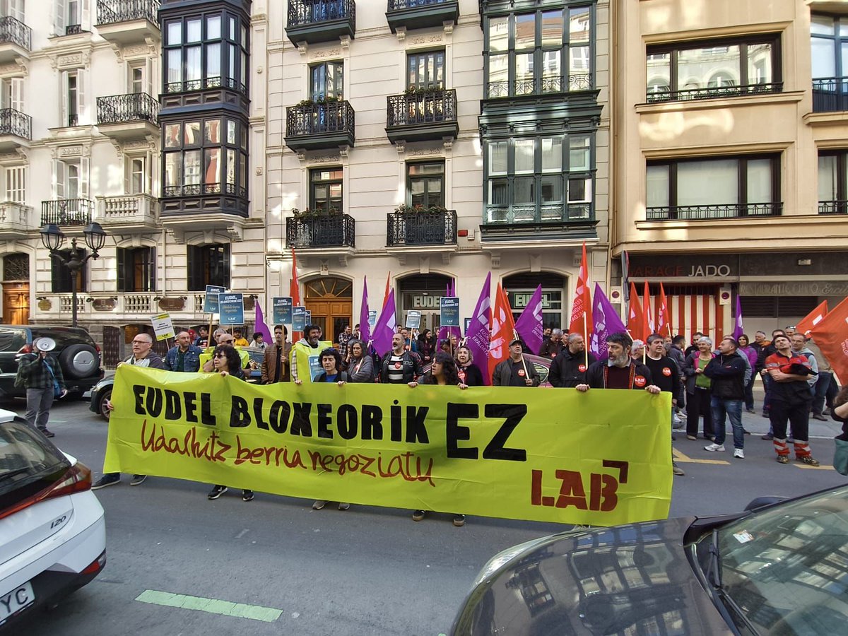 LABsindikatua's tweet photo. π£ EUDELen eta PNVren egoitzen aurrean mobilizatu da LAB
π¨ LABek EUDELI eta bere lehendakaritza duen PNVri eskatu dio azaroaren 7tik bizi dugun blokeoarekin hausteko eta mahaietara negoziatzeko eduki nahikoak ekartzeko
π’ #Eudel blokeorik ez!
π https://t.co/OpY3qd7yot https://t.co/qwkEBsqUHn